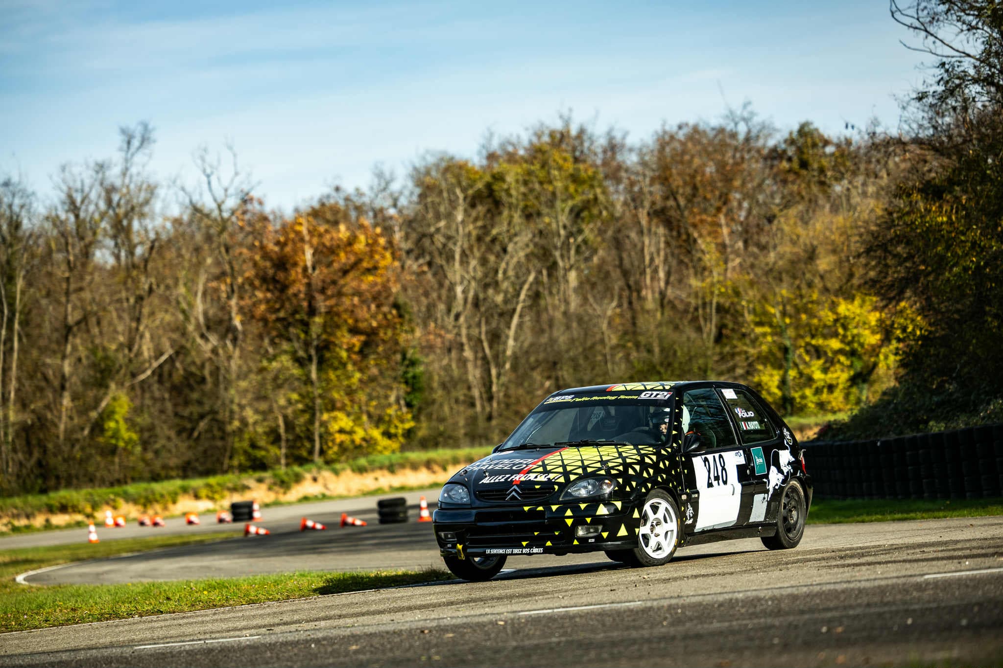 Citroën Saxo en action sur le circuit